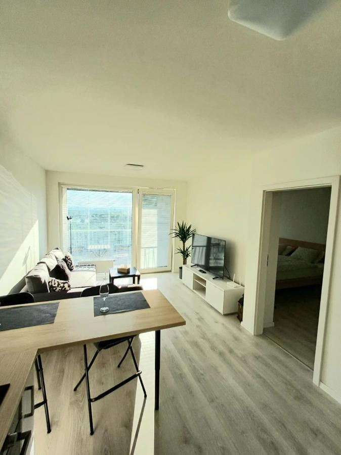 New Air-Conditioned Apartment 5 Minutes By Walk From The Airport With Free Garage Parking Bratislava Eksteriør billede