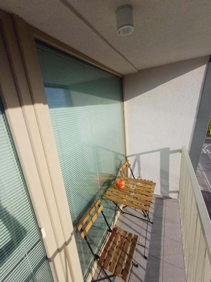 New Air-Conditioned Apartment 5 Minutes By Walk From The Airport With Free Garage Parking Bratislava Eksteriør billede