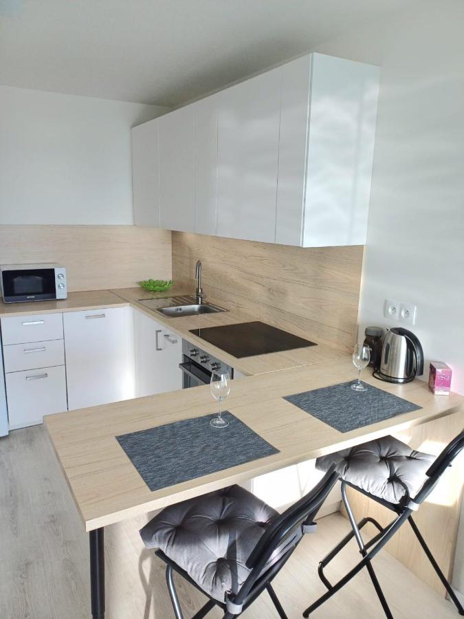 New Air-Conditioned Apartment 5 Minutes By Walk From The Airport With Free Garage Parking Bratislava Eksteriør billede