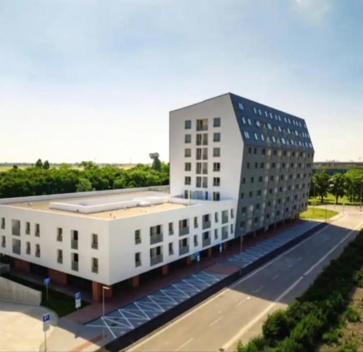 New Air-Conditioned Apartment 5 Minutes By Walk From The Airport With Free Garage Parking Bratislava Eksteriør billede