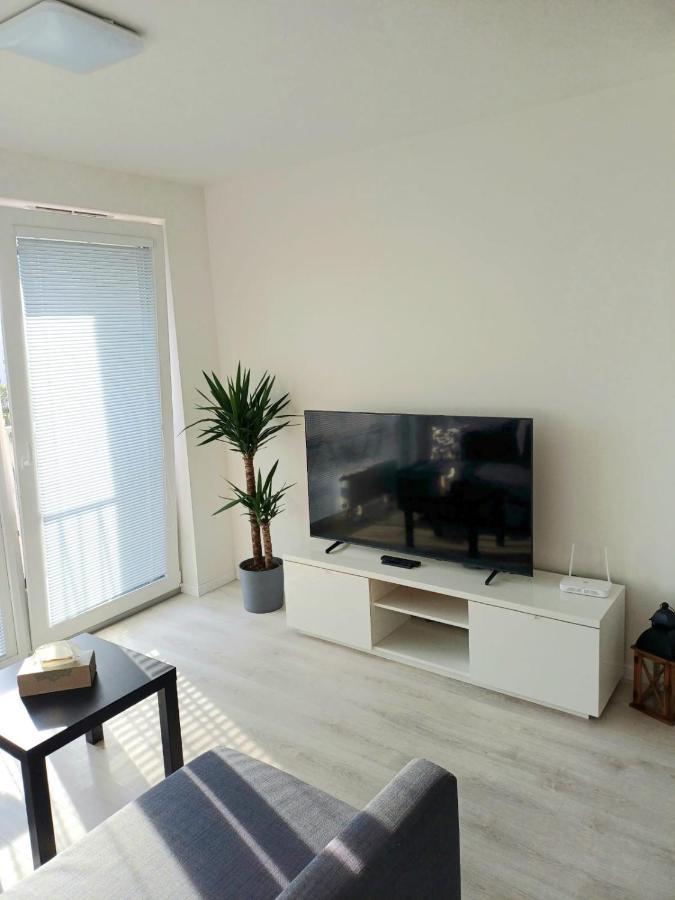 New Air-Conditioned Apartment 5 Minutes By Walk From The Airport With Free Garage Parking Bratislava Eksteriør billede
